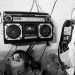 Il tutto mentre uno stereo vetusto appeso su un muro trasmette "Io vagabondo", il successo dei Nomadi inciso nel 1972